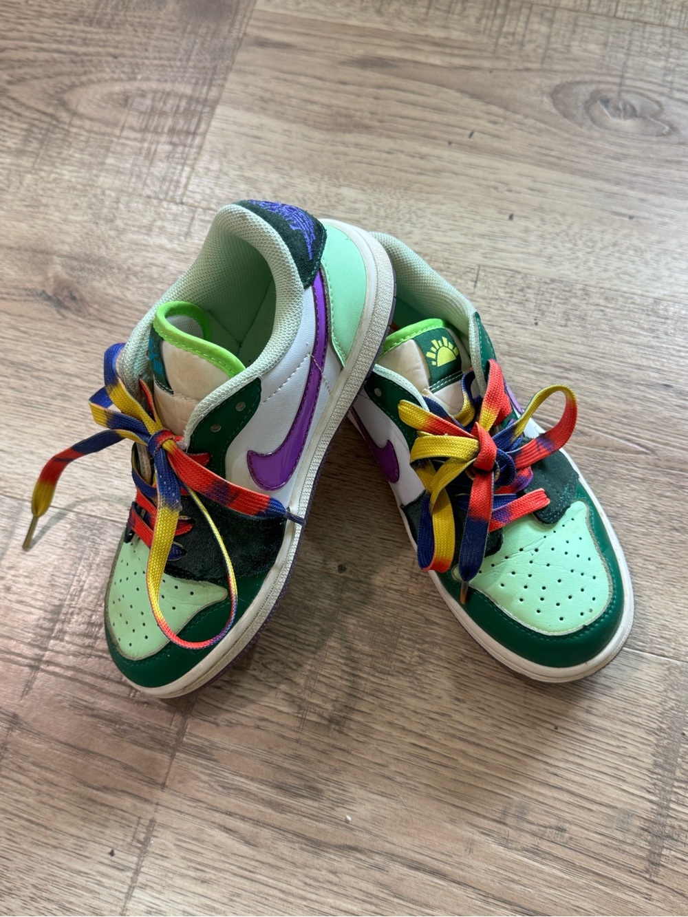 Nike Kids Low-Top Sneakers in Green, Purple & Rainbow
